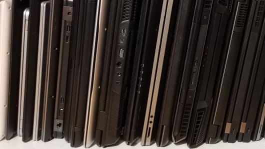 Verschiedene Laptops im Regal