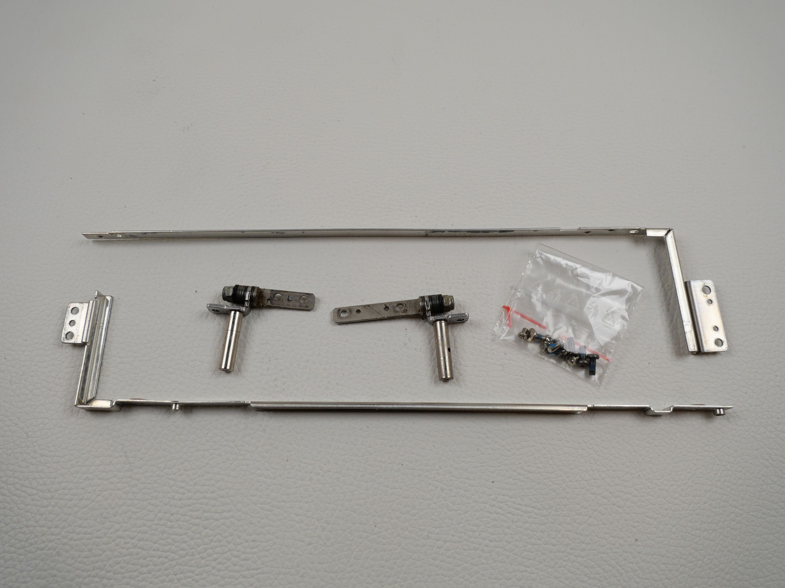 medion-lifetec-lt9399-display-hinges-542-1