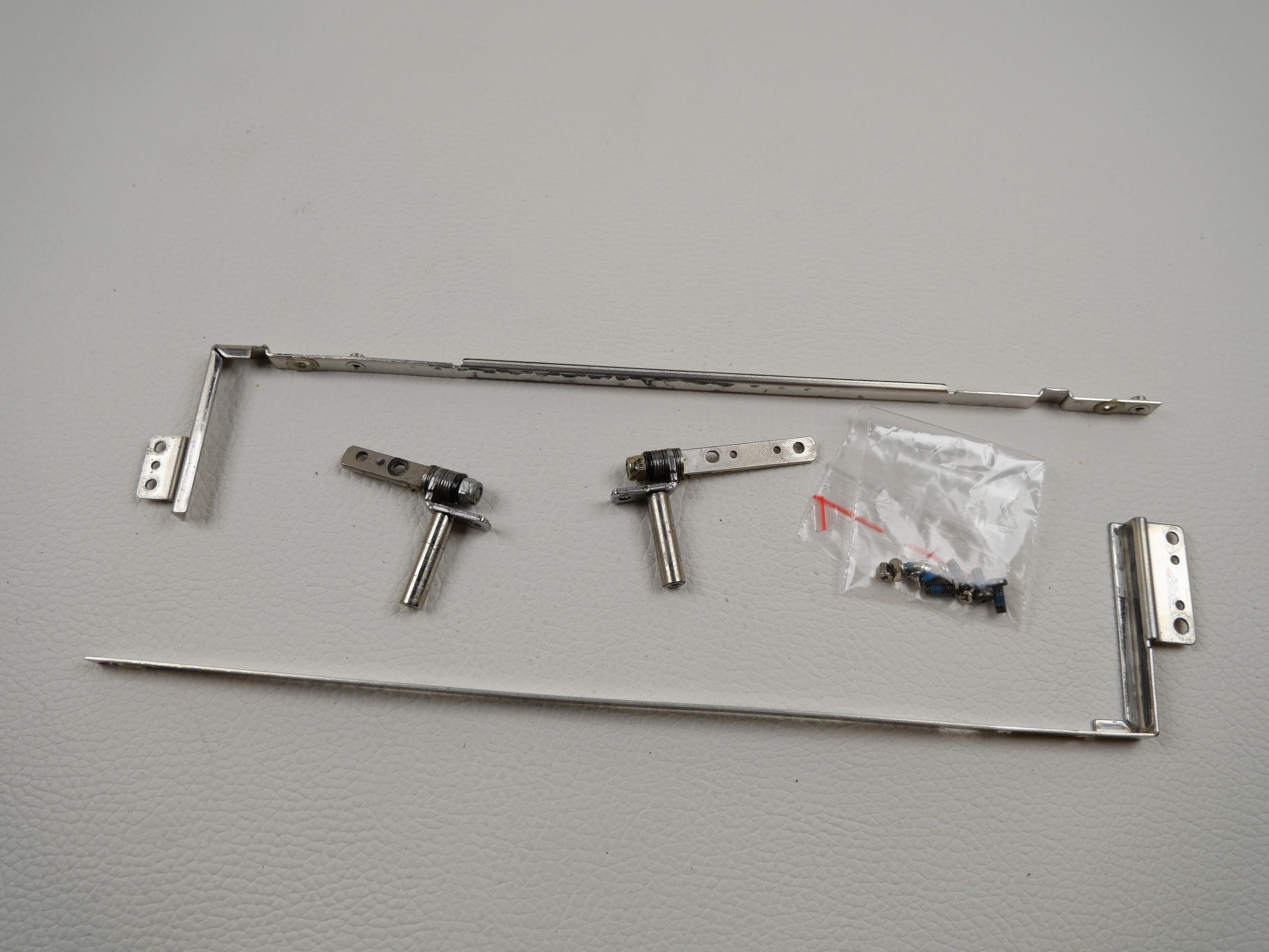 medion-lifetec-lt9399-display-hinges-542-2