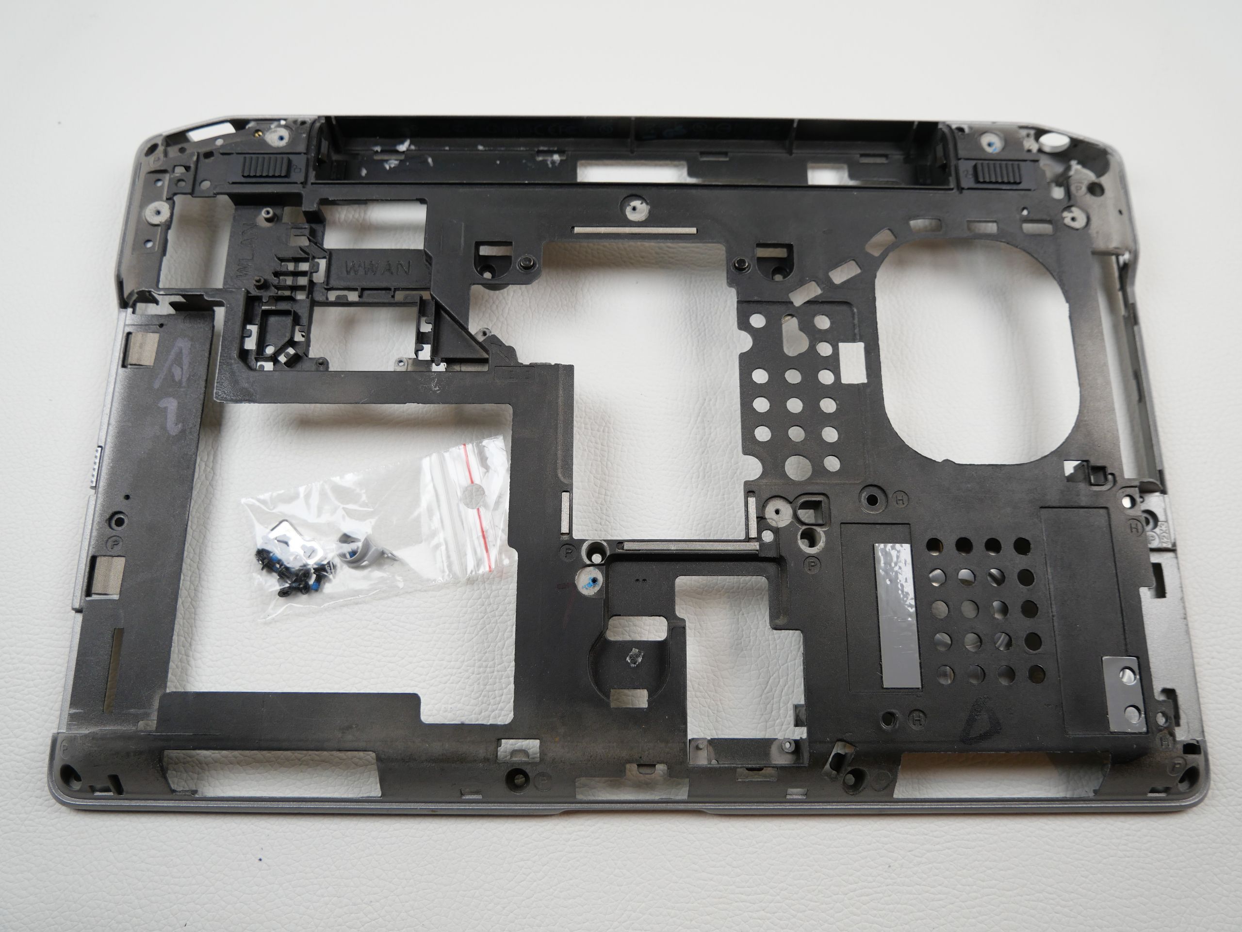 dell-latitude-e6320-case-bottom-824-1