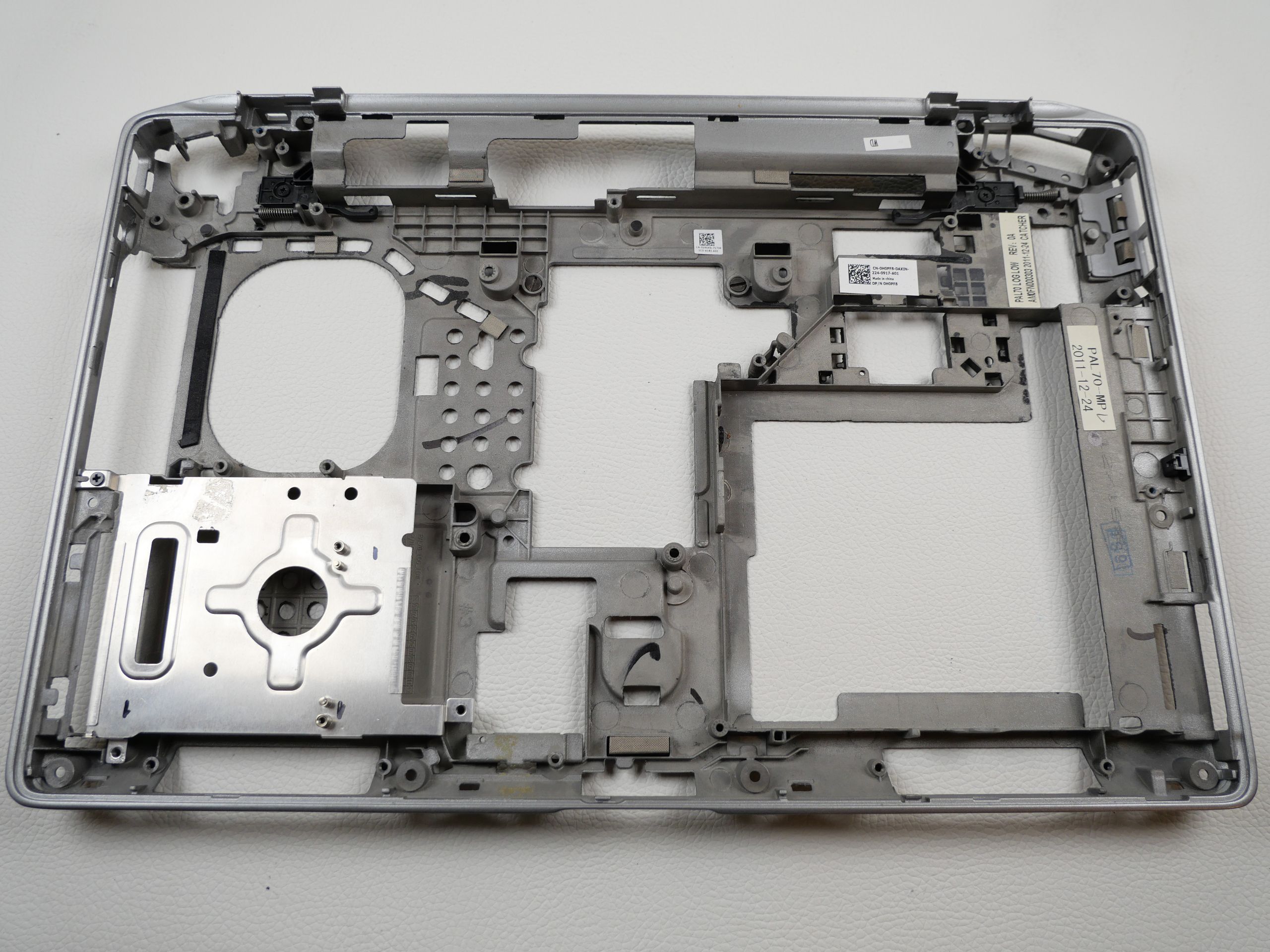 dell-latitude-e6320-case-bottom-824-3