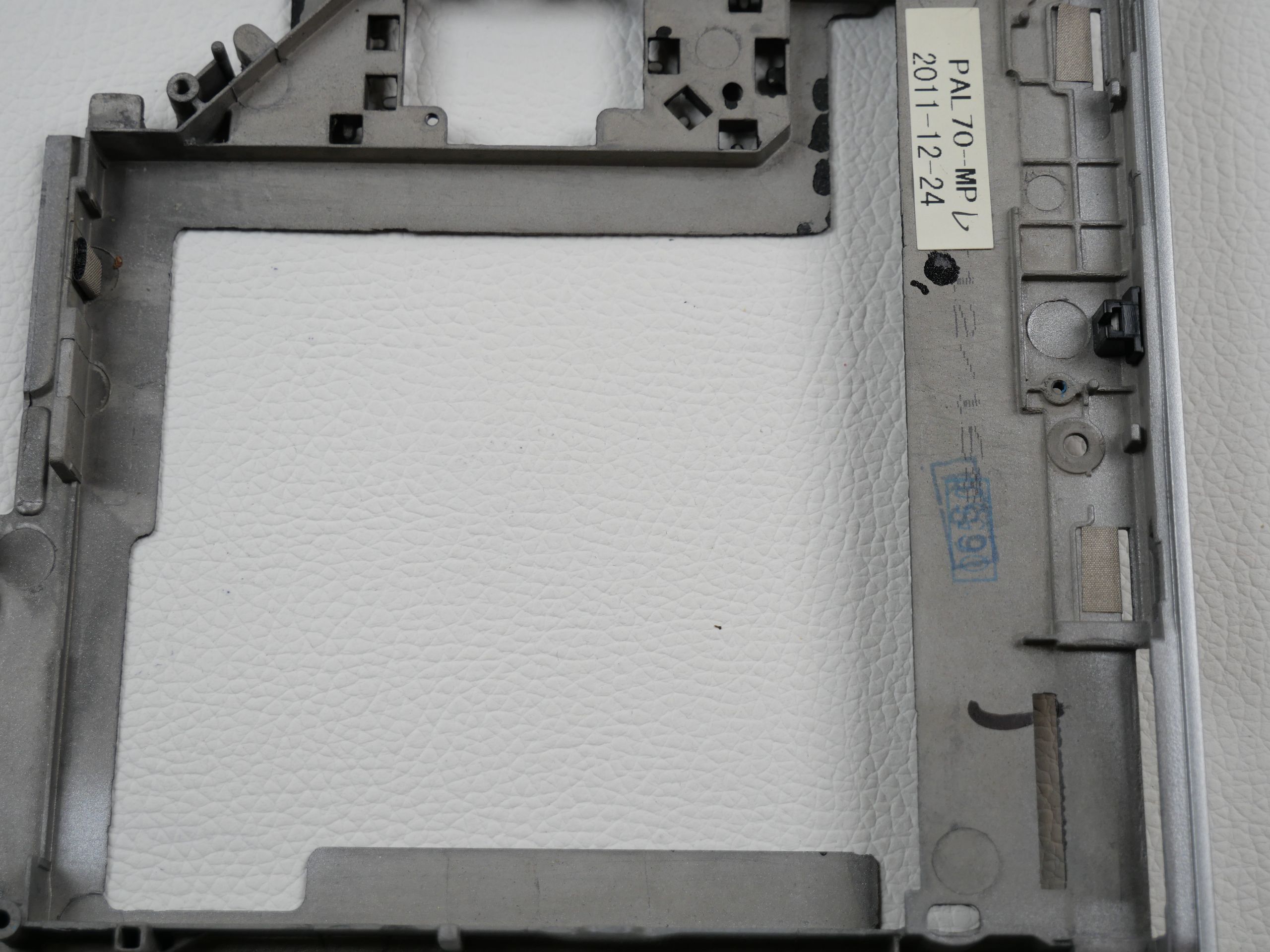 dell-latitude-e6320-case-bottom-824-6