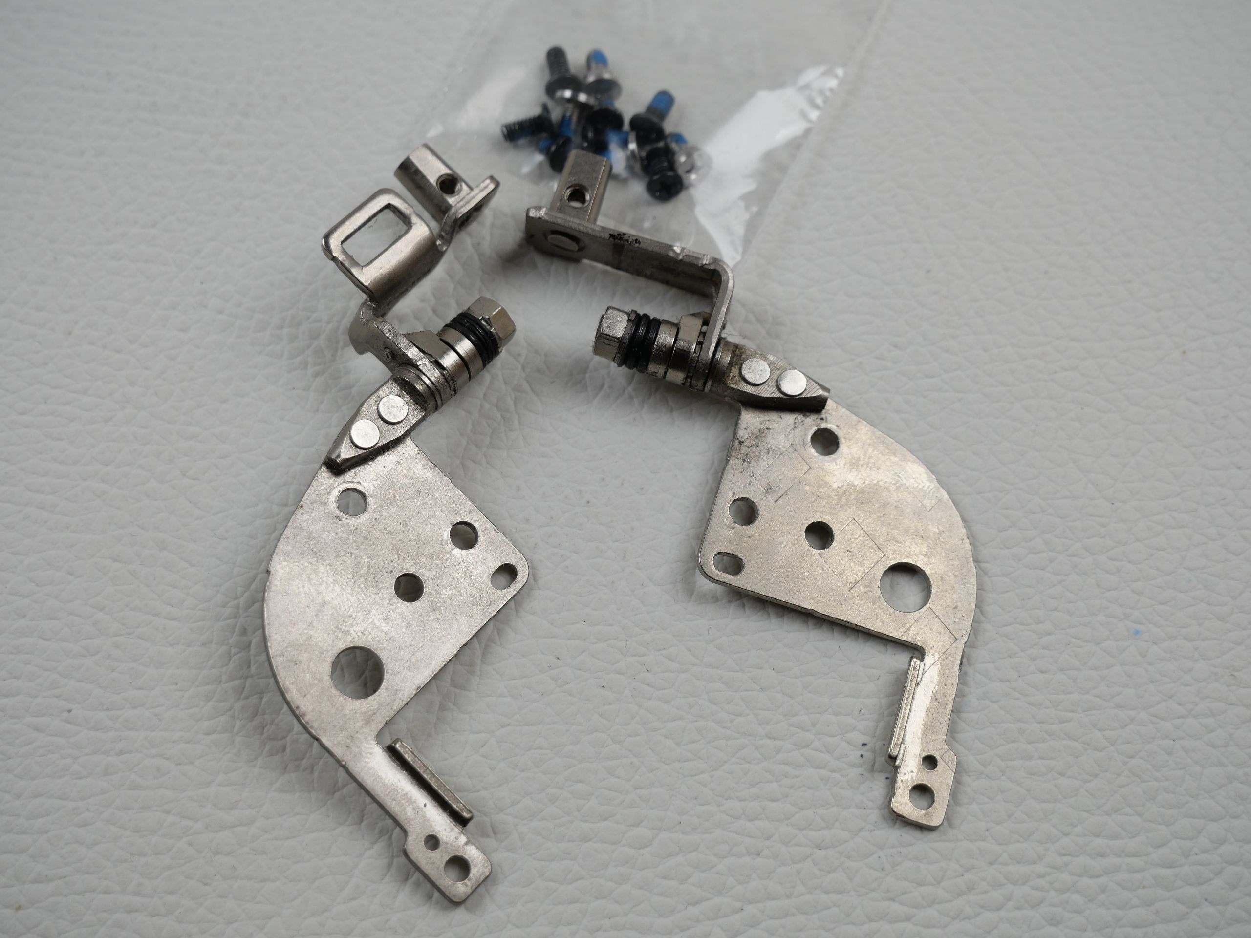 dell-latitude-e6320-display-hinges-812-2