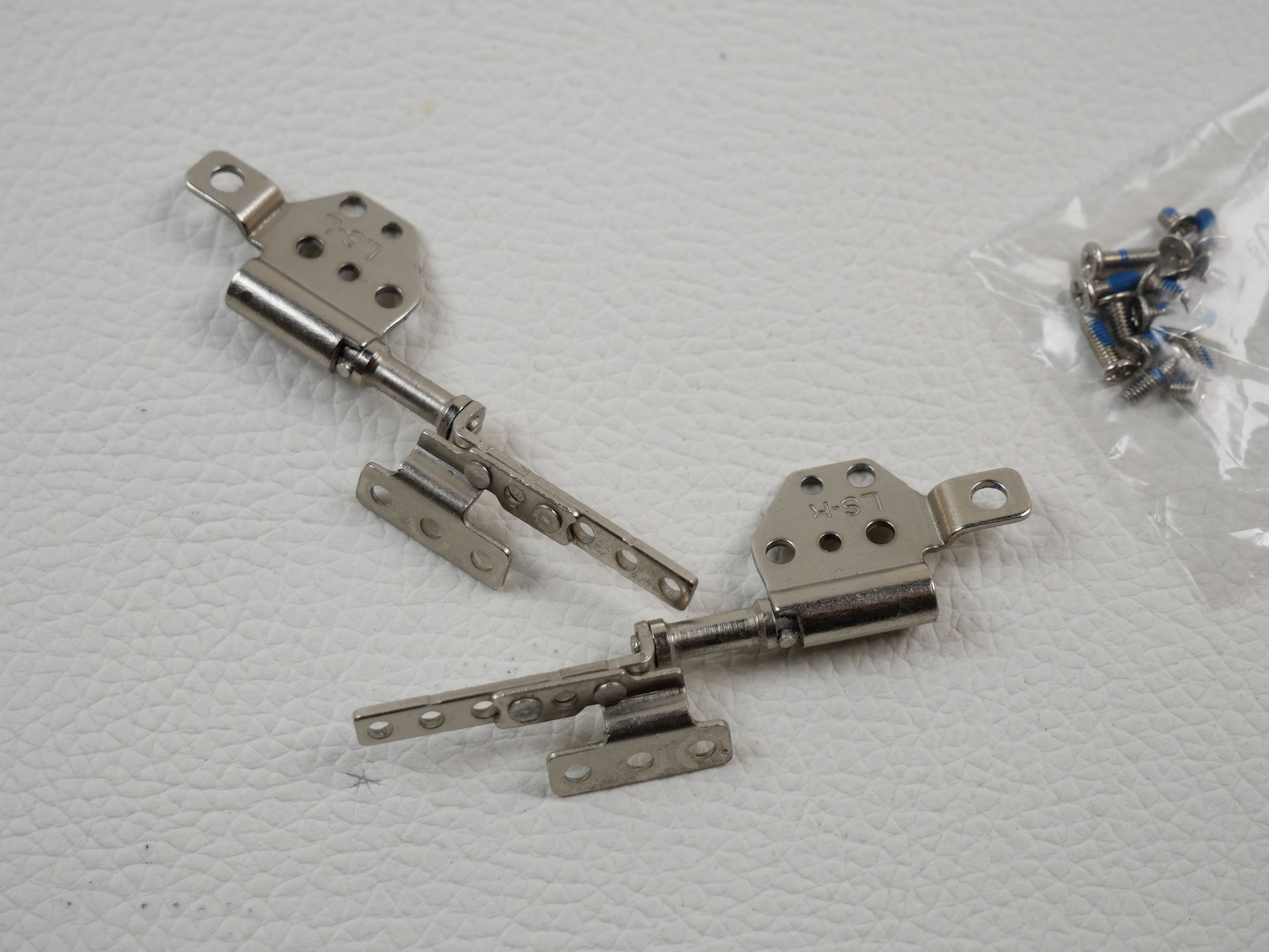 jumper-technology-ezbook-s15-display-hinges-1030-2