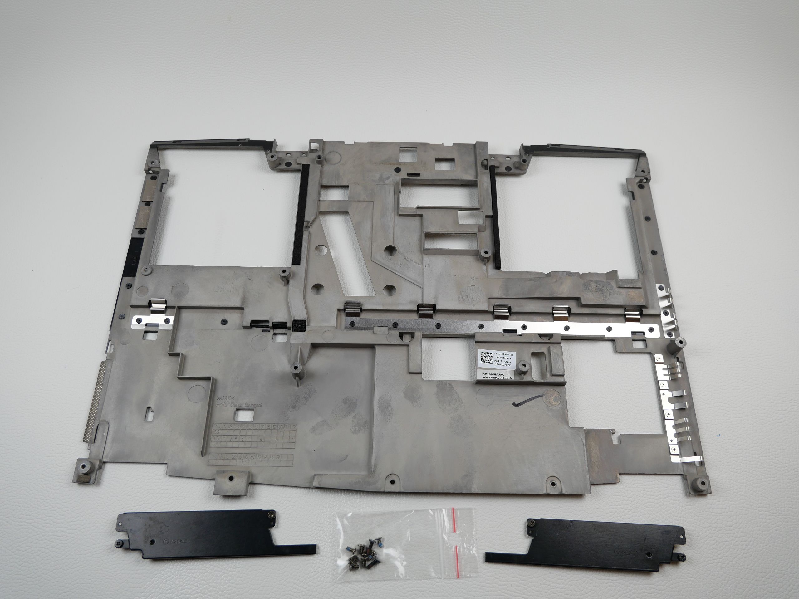 alienware-m17x-r2-case-bottom-inner-part-1770-2