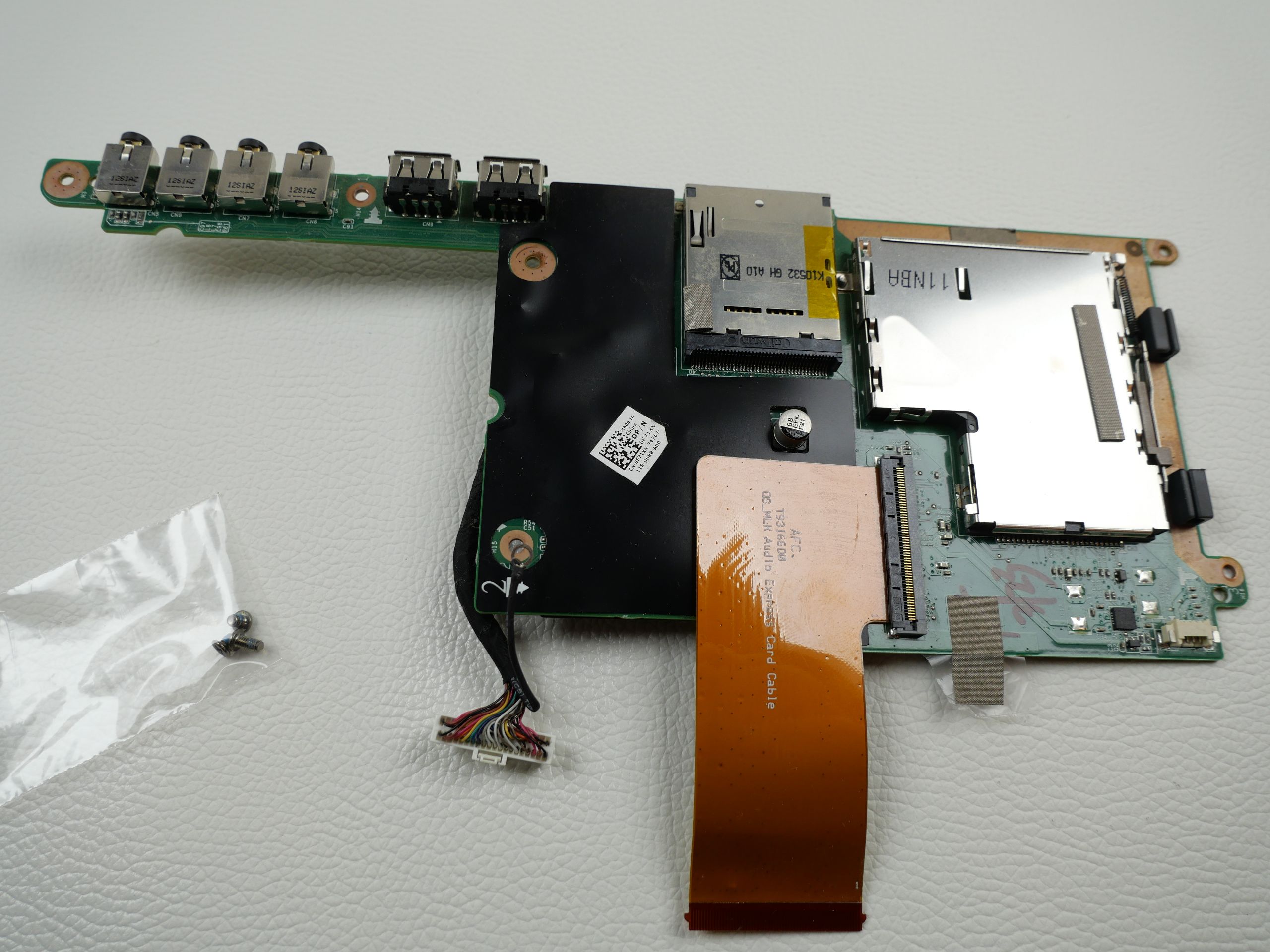 alienware-m17x-r2-module-board-usb-connector-earphone-jack-sd-card-connection-pcmcia-slot-1756-1