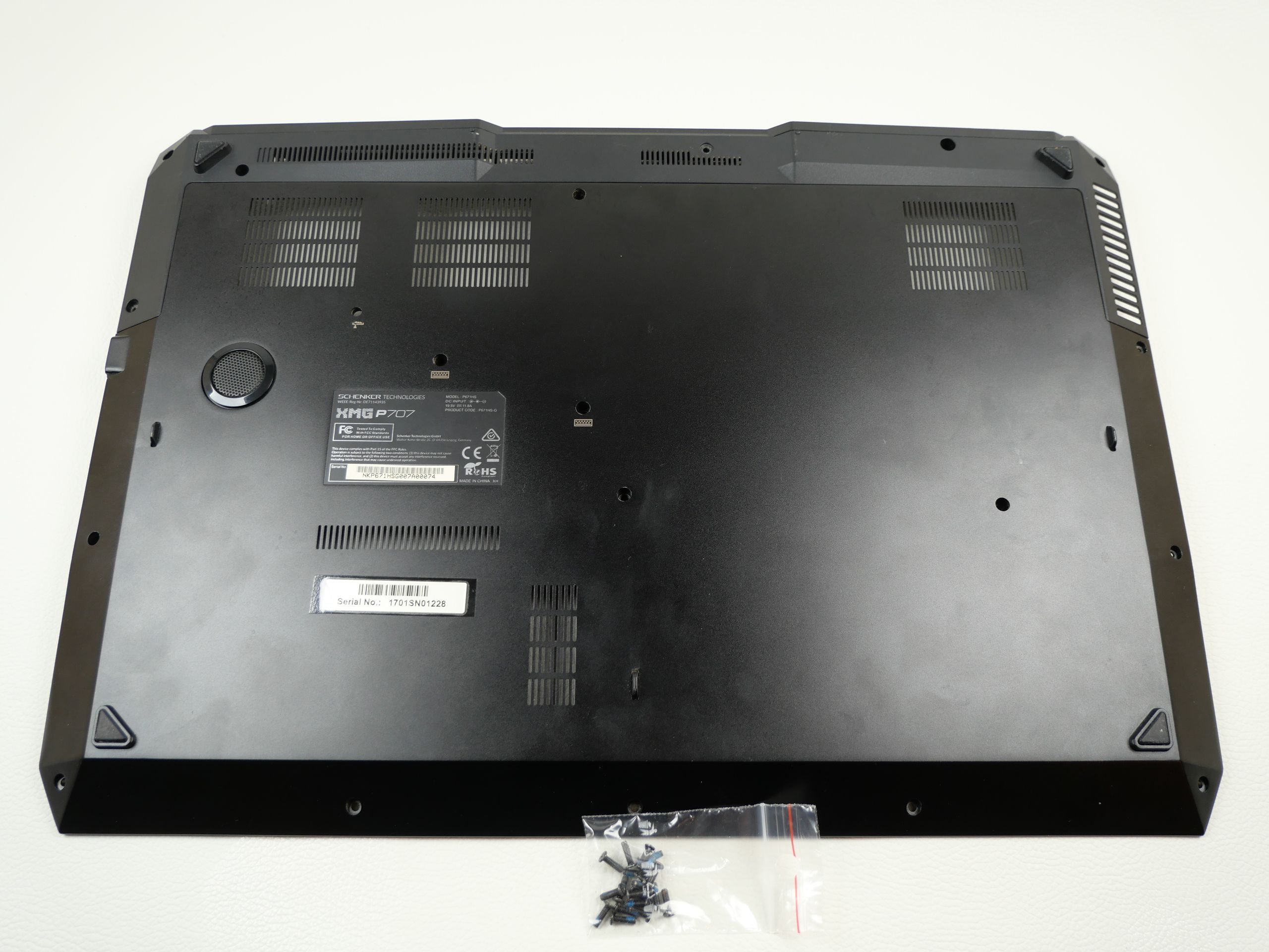 schenker-xmg-p707-clevo-p671hs-case-bottom-1946-1