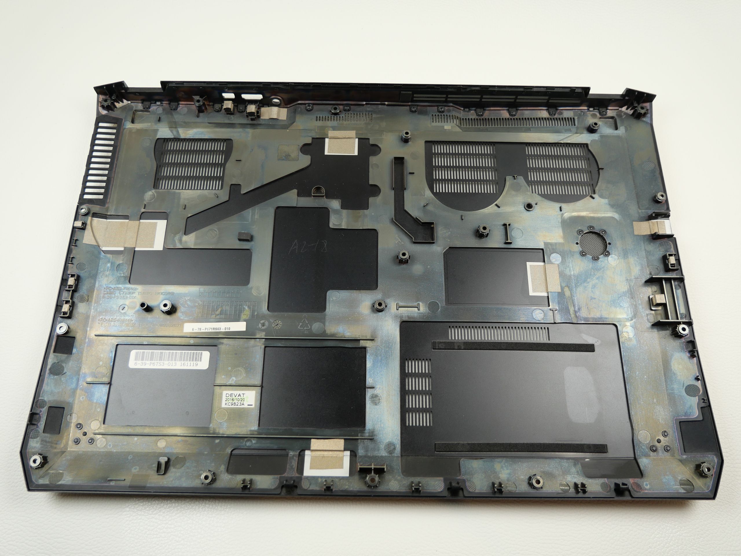 schenker-xmg-p707-clevo-p671hs-case-bottom-1946-2