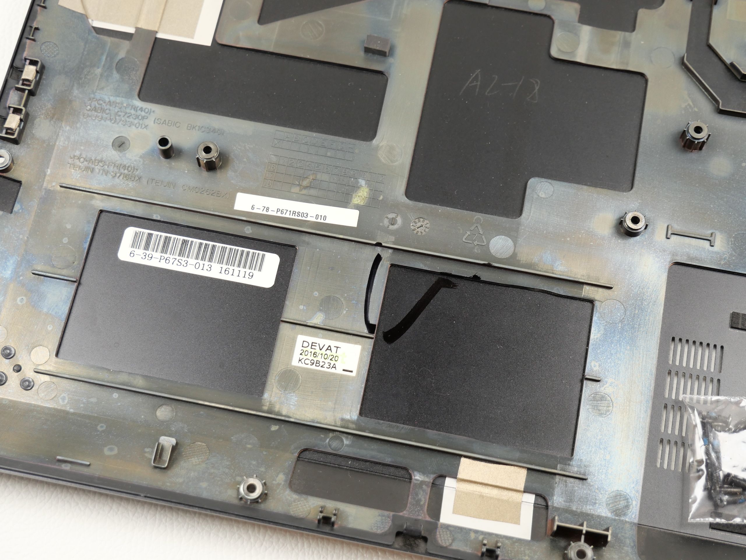 schenker-xmg-p707-clevo-p671hs-case-bottom-1946