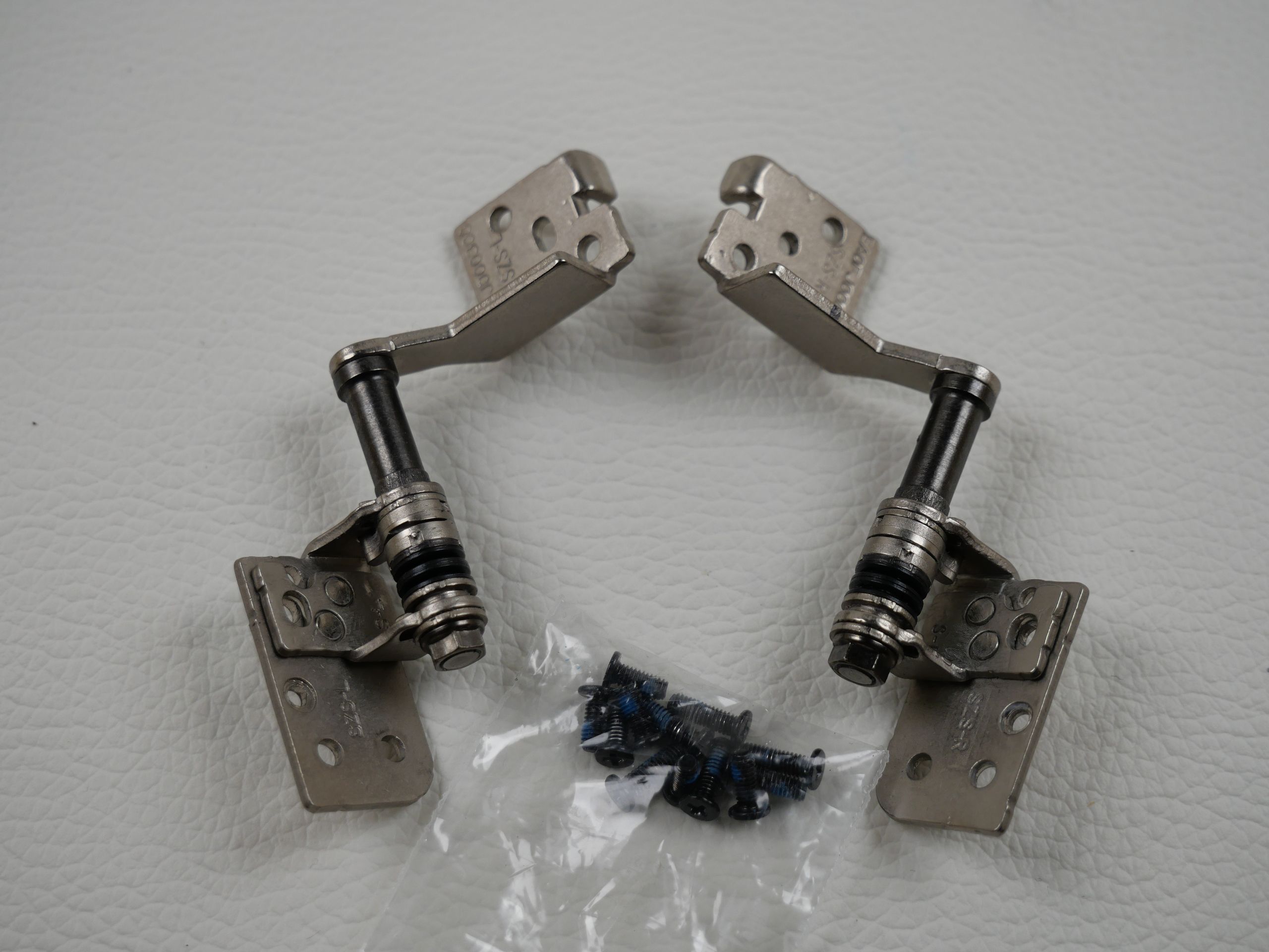 alienware-m17x-r4-display-hinges-2079-1