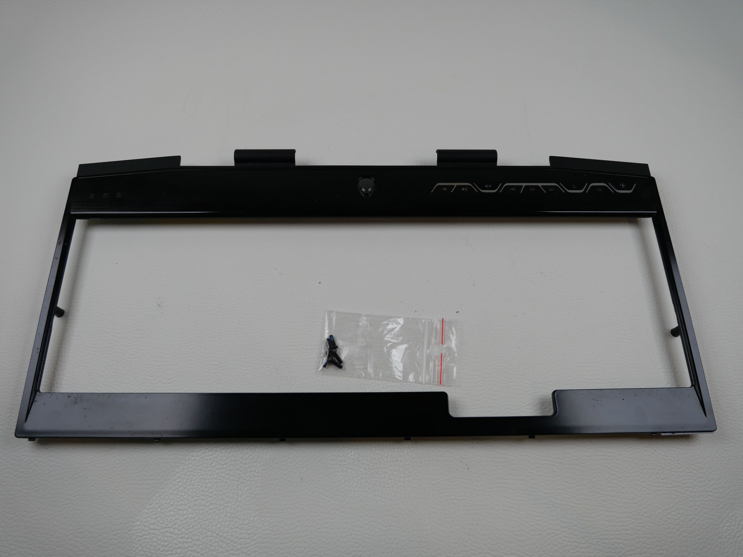 alienware-m17x-r4-keyboard-frame-cover-2102-1