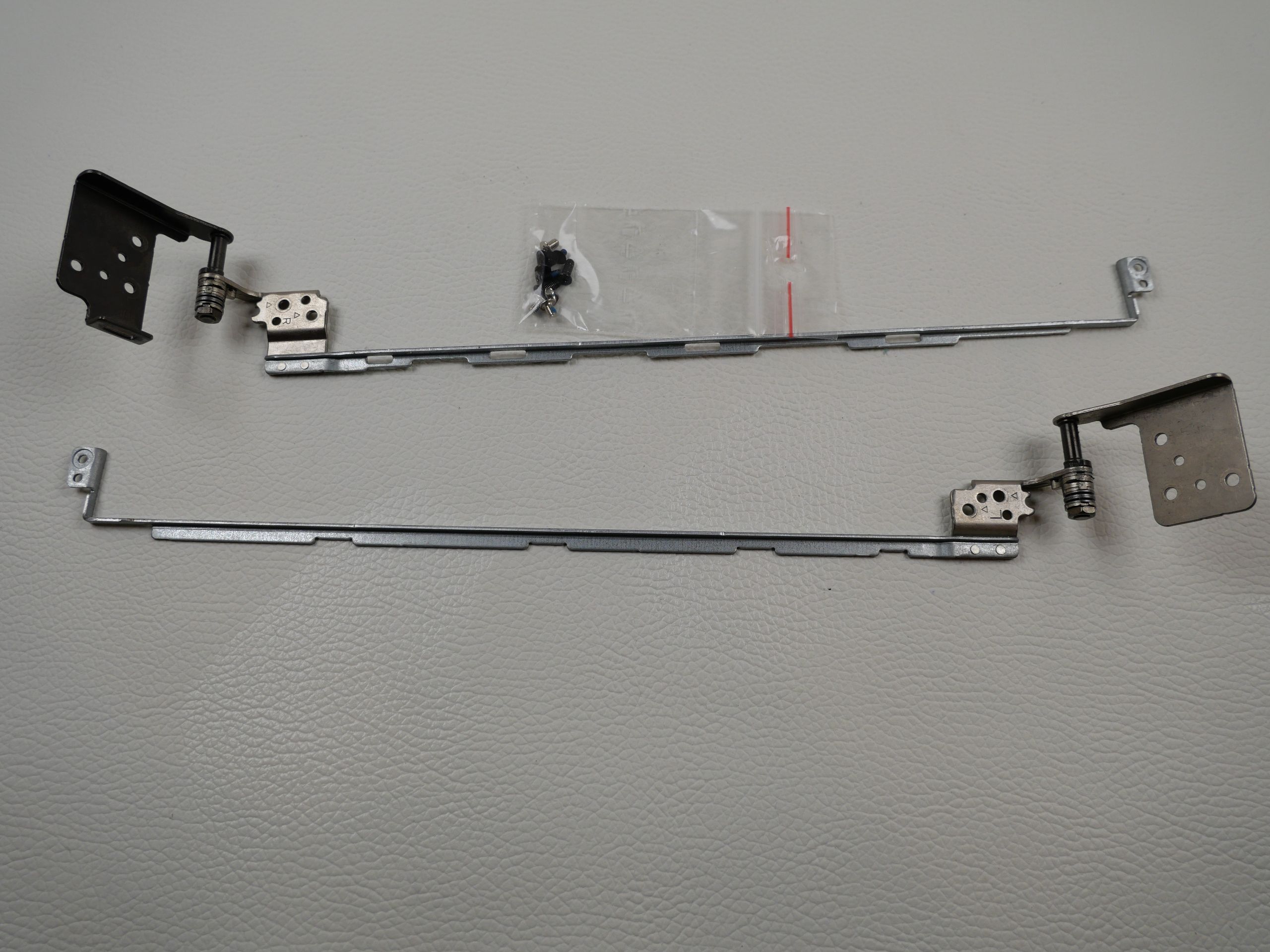 schenker-xmg-a517-clevo-n850hp6-display-hinges