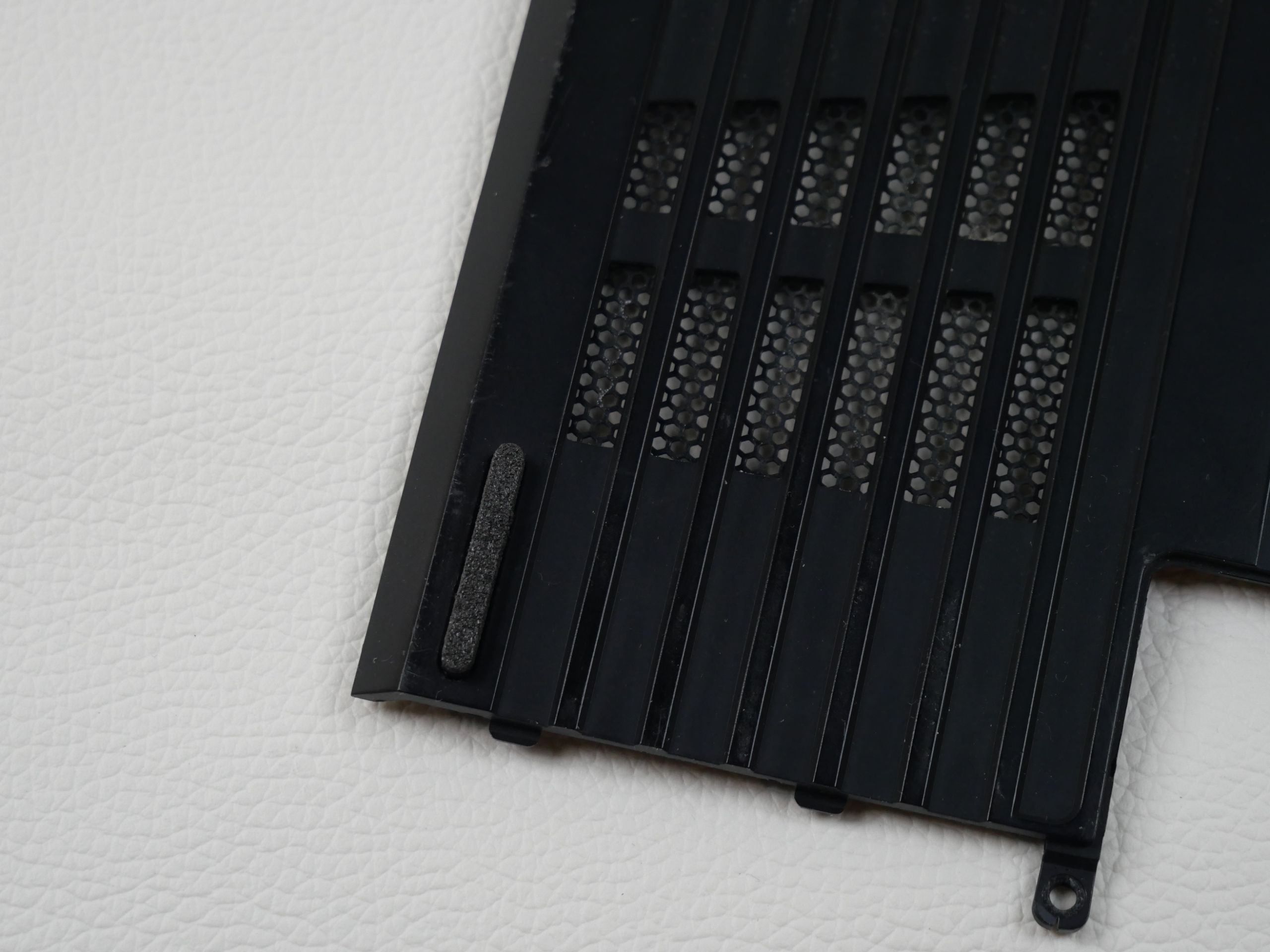 Alienware M15X 3d Gehäuseabdeckung mit gedruckten gummifuessen nach der montage, Einzelansicht