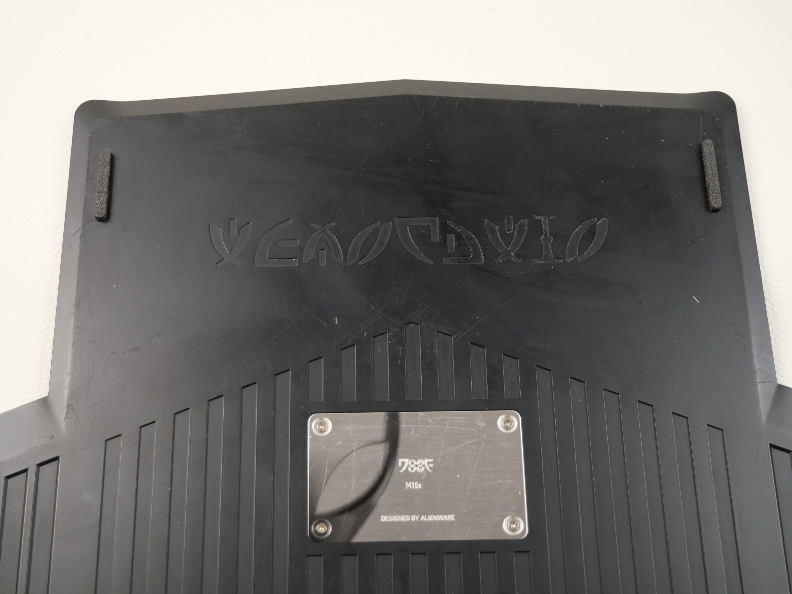 alienware m15x 3d gehäuseabdeckung mit gedruckten gummifuessen nach der montage, detailansicht 2 Stück