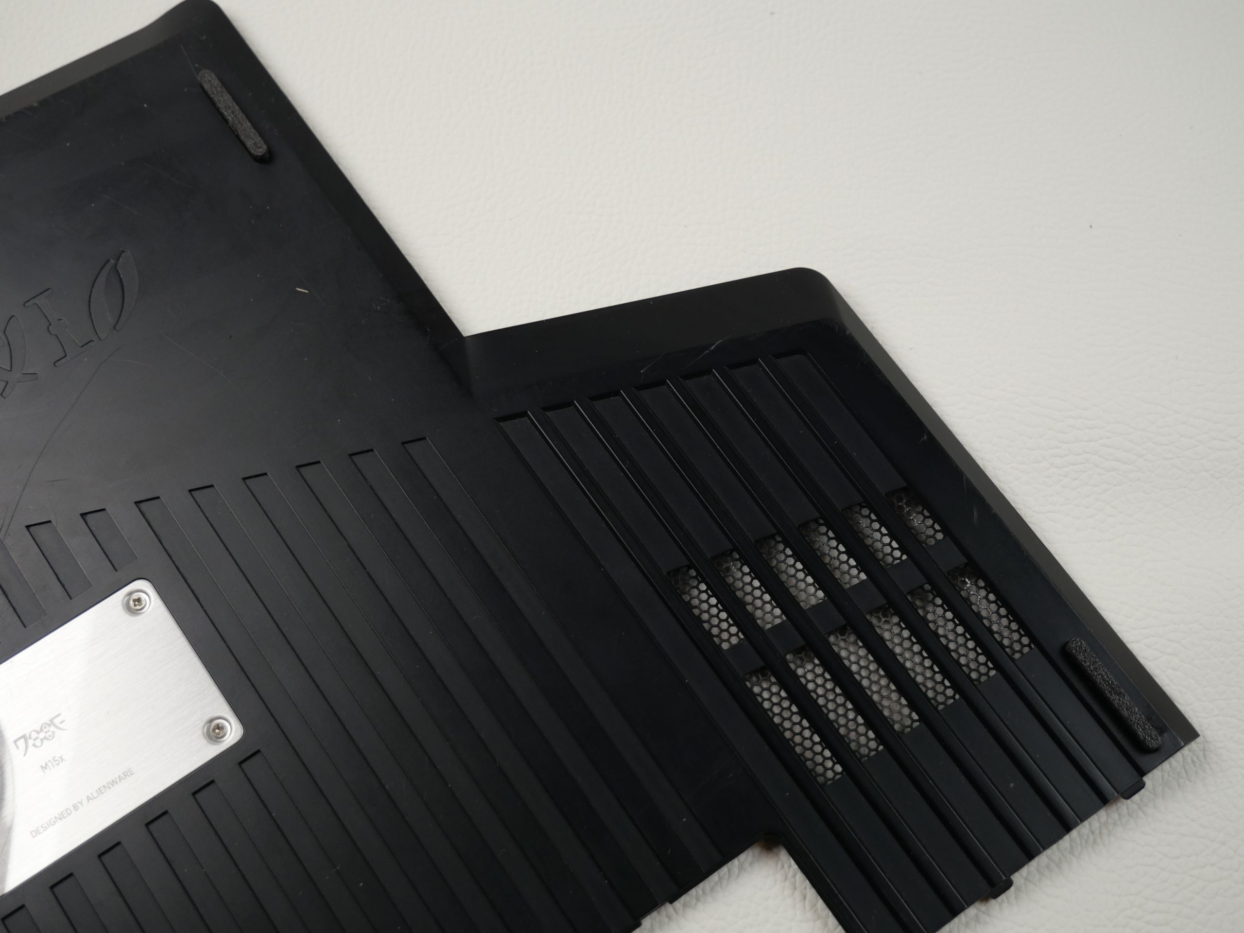 alienware m15x 3d gehäuseabdeckung mit gedruckten gummifuessen nach der montage, detailansicht 2 Stück
