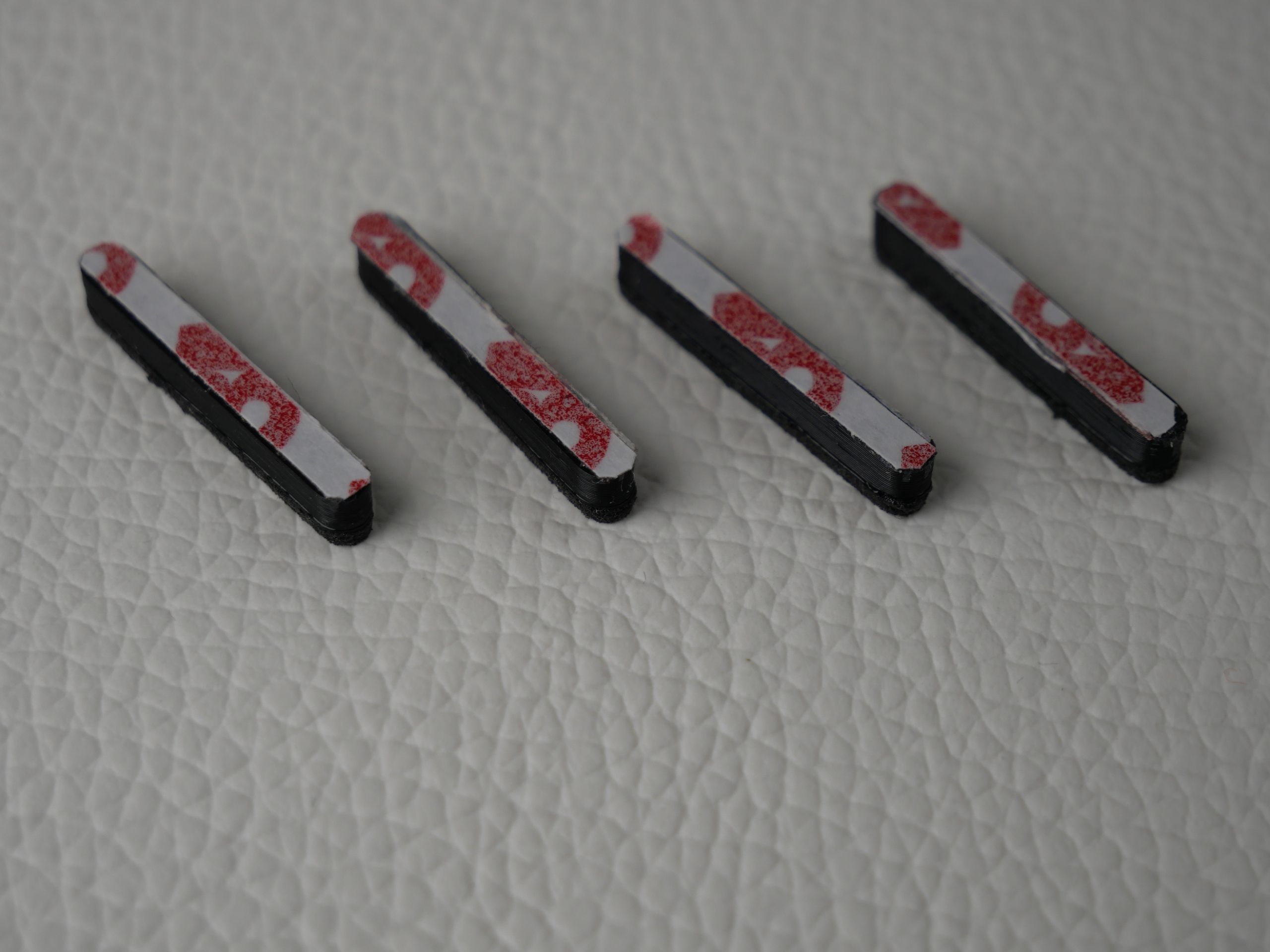 alienware m15x 3d gedruckte gummifuesse set, klebeflächen werden gezeigt, 3M-Klebeband