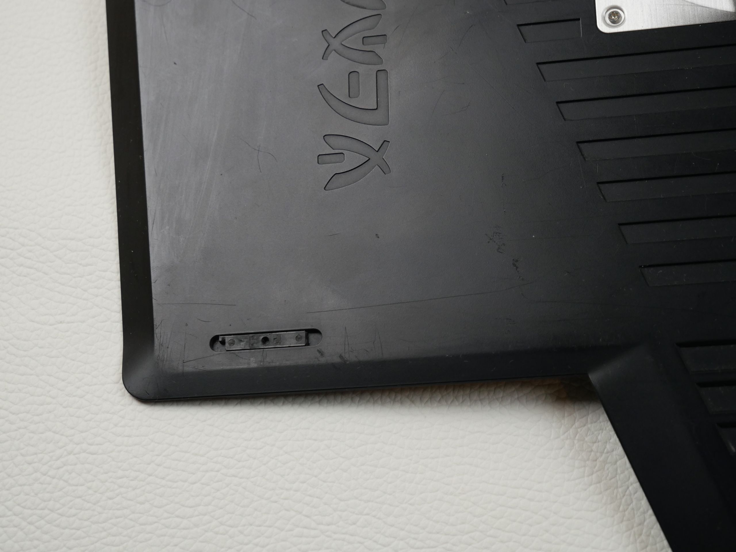 alienware m15x gehäuseabdeckung ohne 3d gedruckte gummifuesse in der Detailansicht