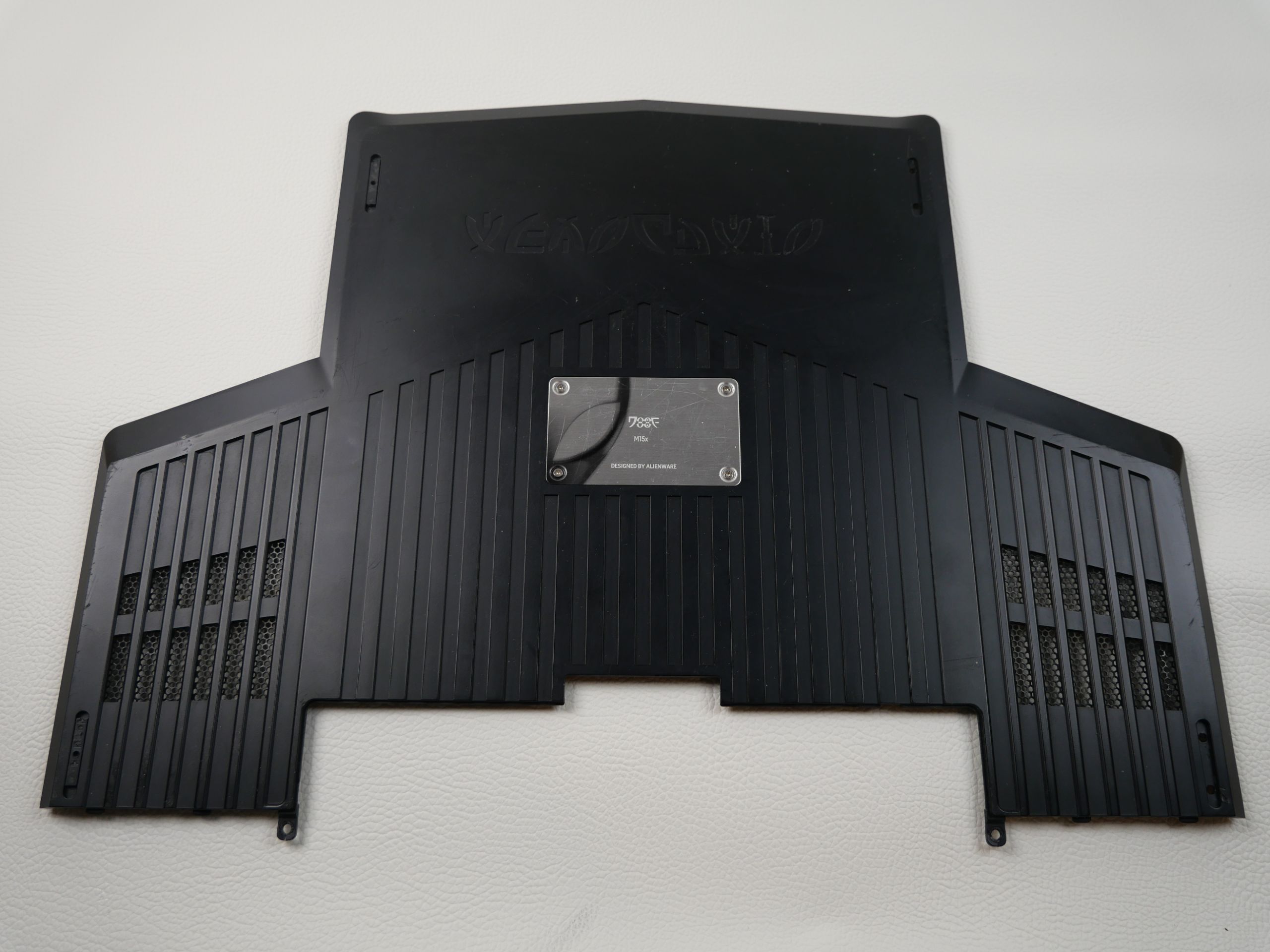 alienware m15x gehäuseabdeckung ohne 3d gedruckte gummifuesse, vor der Montage