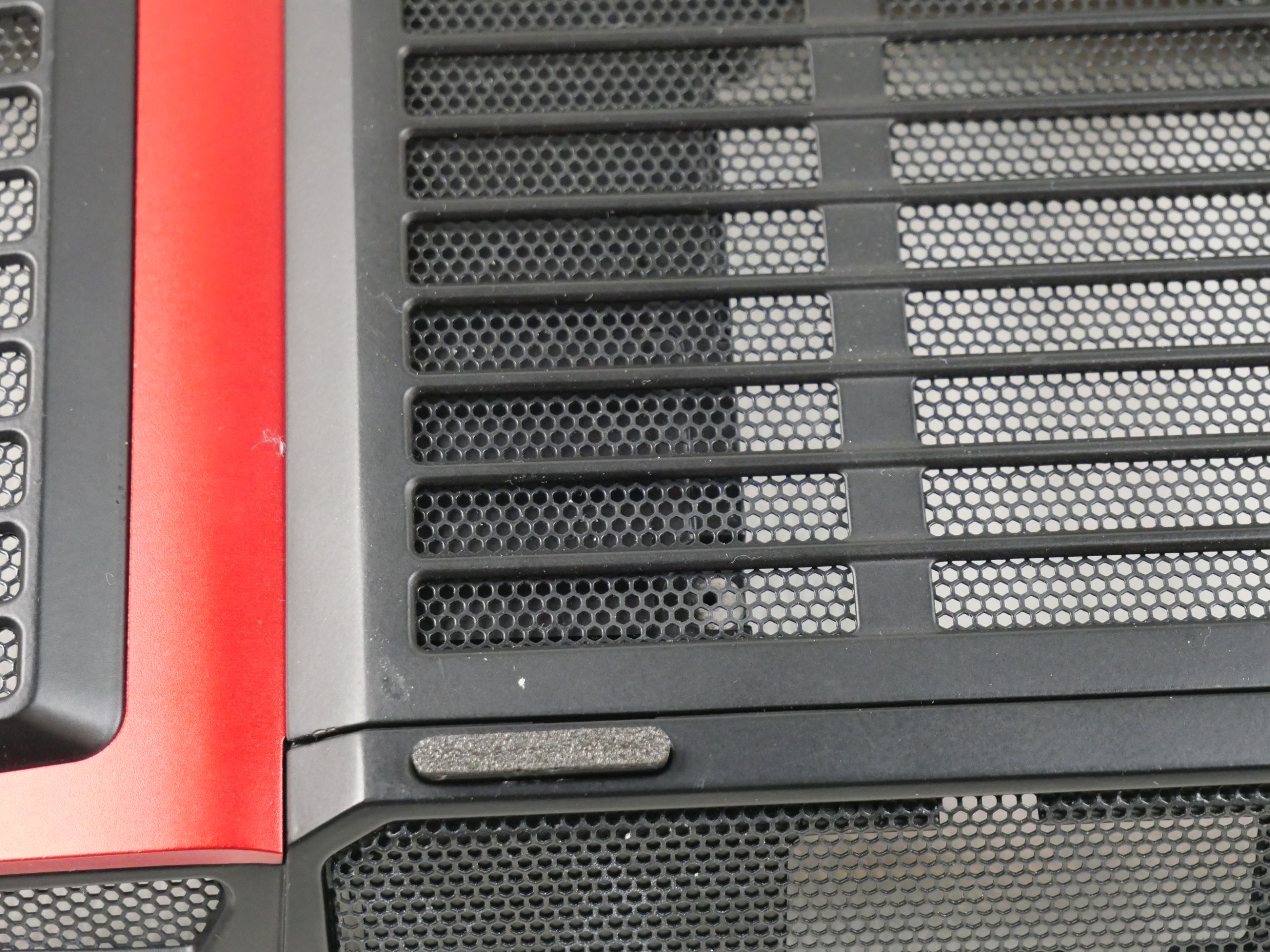 alienware m17x r1 r2 3d gedruckte gummifuesse nach der montage am Gehäuse-Boden