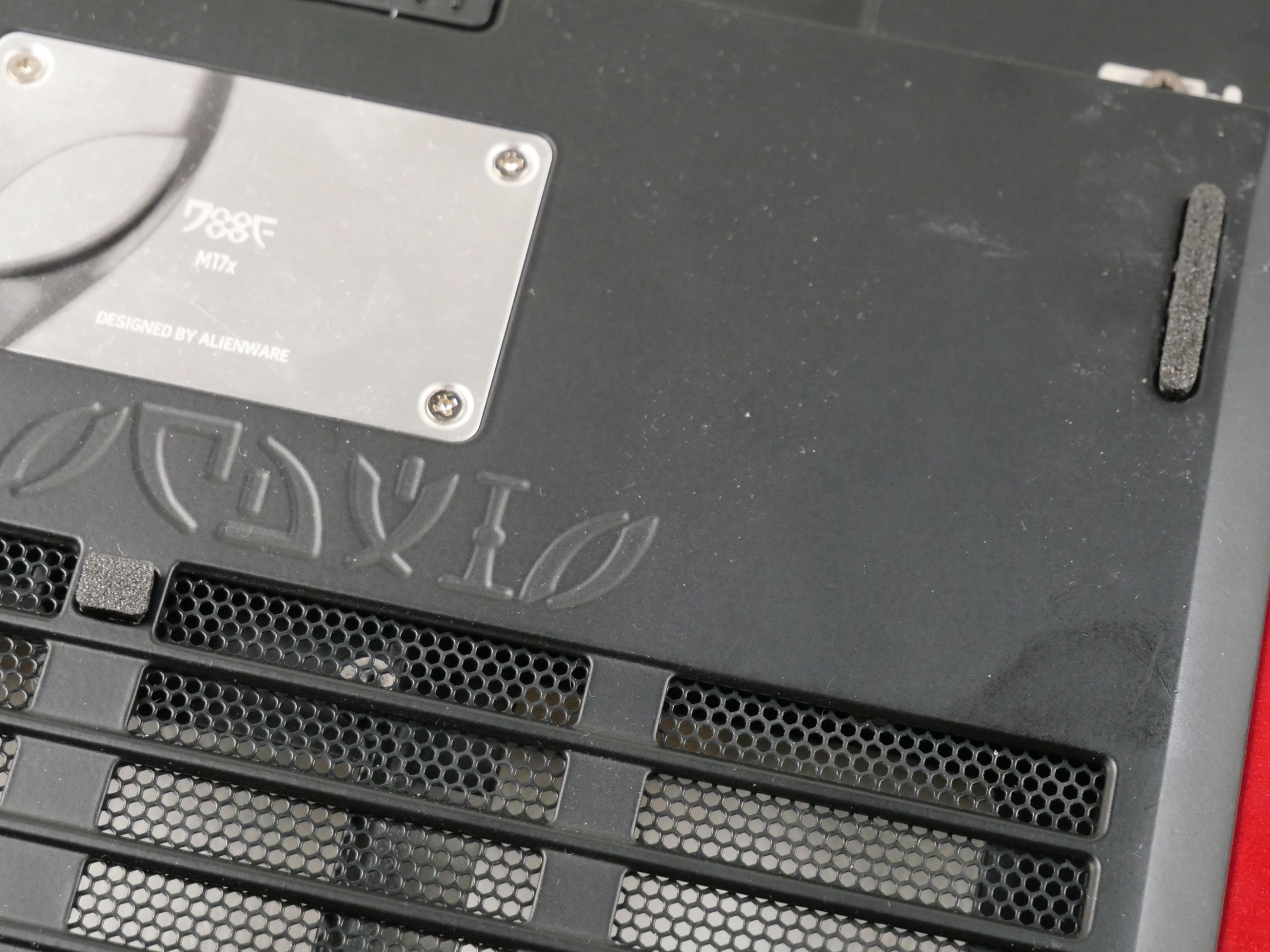 alienware m17x r1 r2 3d gedruckte gummifuesse nach der montage an der Gehäuse-Abdeckung