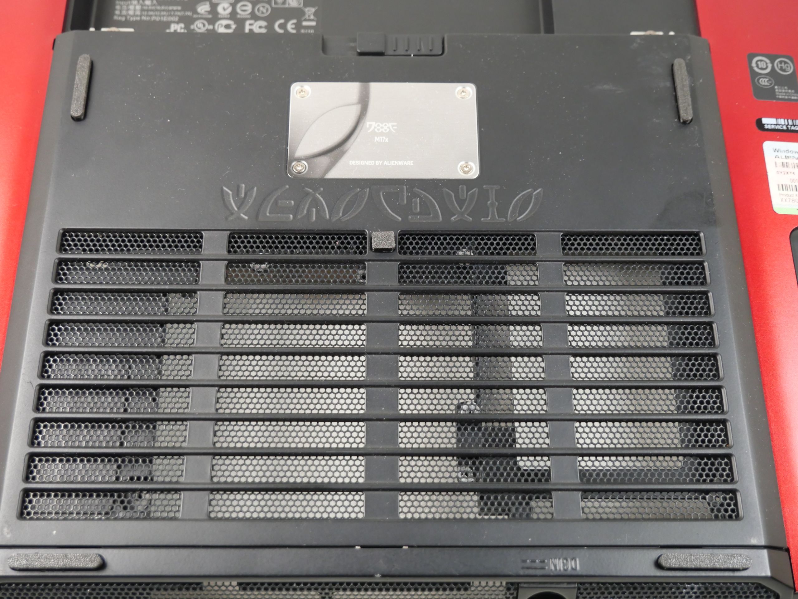alienware m17x r1 r2 3d gedruckte gummifuesse nach der montage am Gehäuse-Boden und Abdeckung