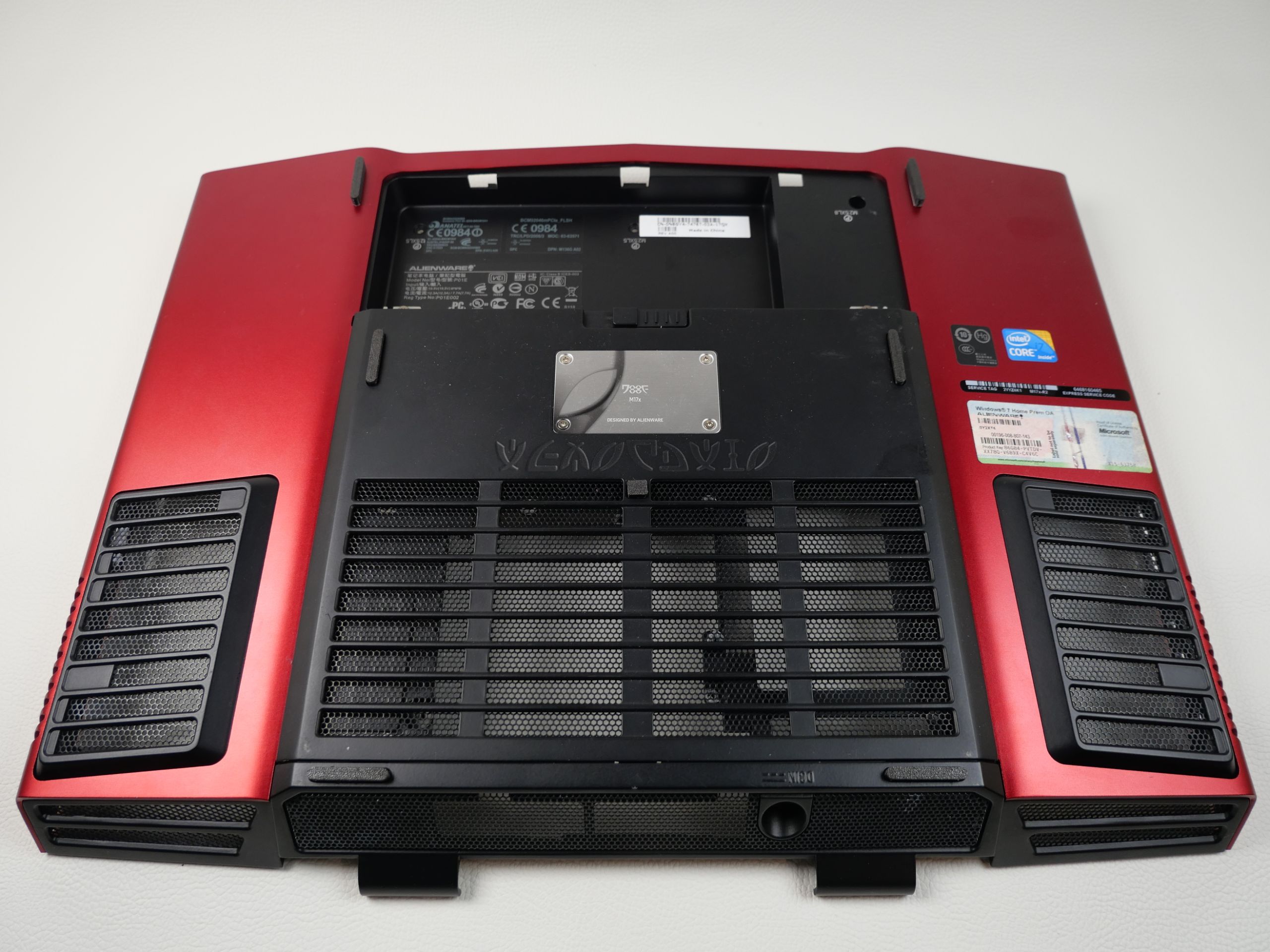 alienware m17x r1 r2 3d gedruckte gummifuesse nach der montage an Gehäuse-Boden und Abdeckung