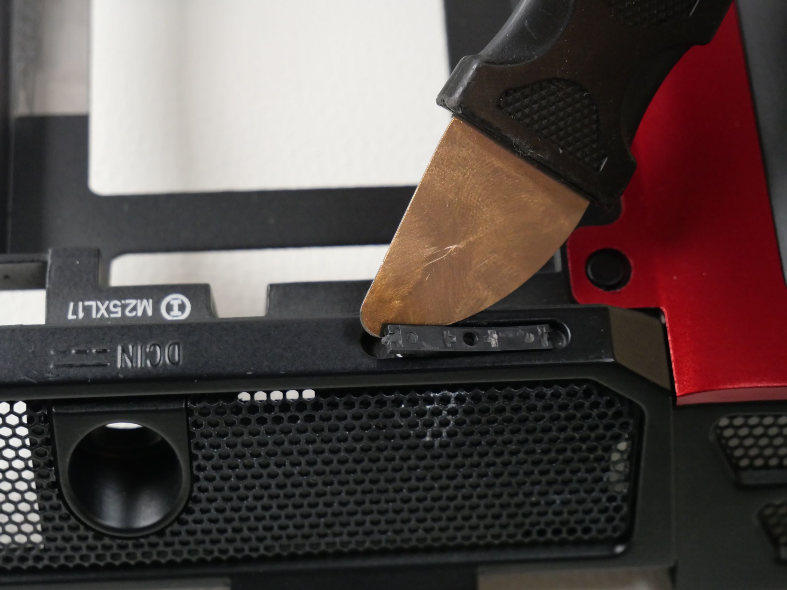 alienware m17x r1 r2 gehäuse alte gummifuesse demontage mit einem Jimmy von iFixit