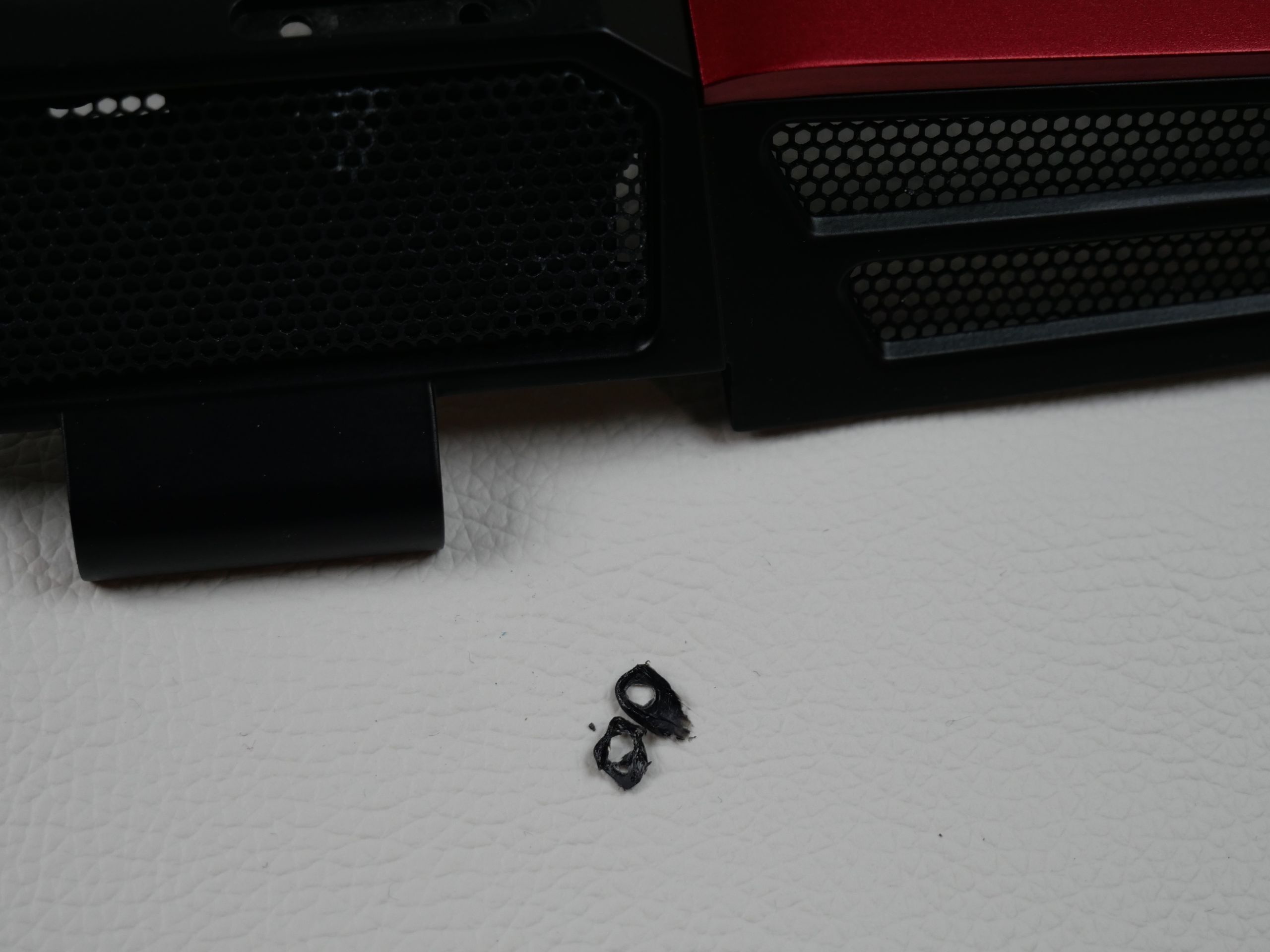 alienware m17x r1 r2 gehäuse, Teile die von innen abfallen, wenn man die alten gummifüße von außen entfernt