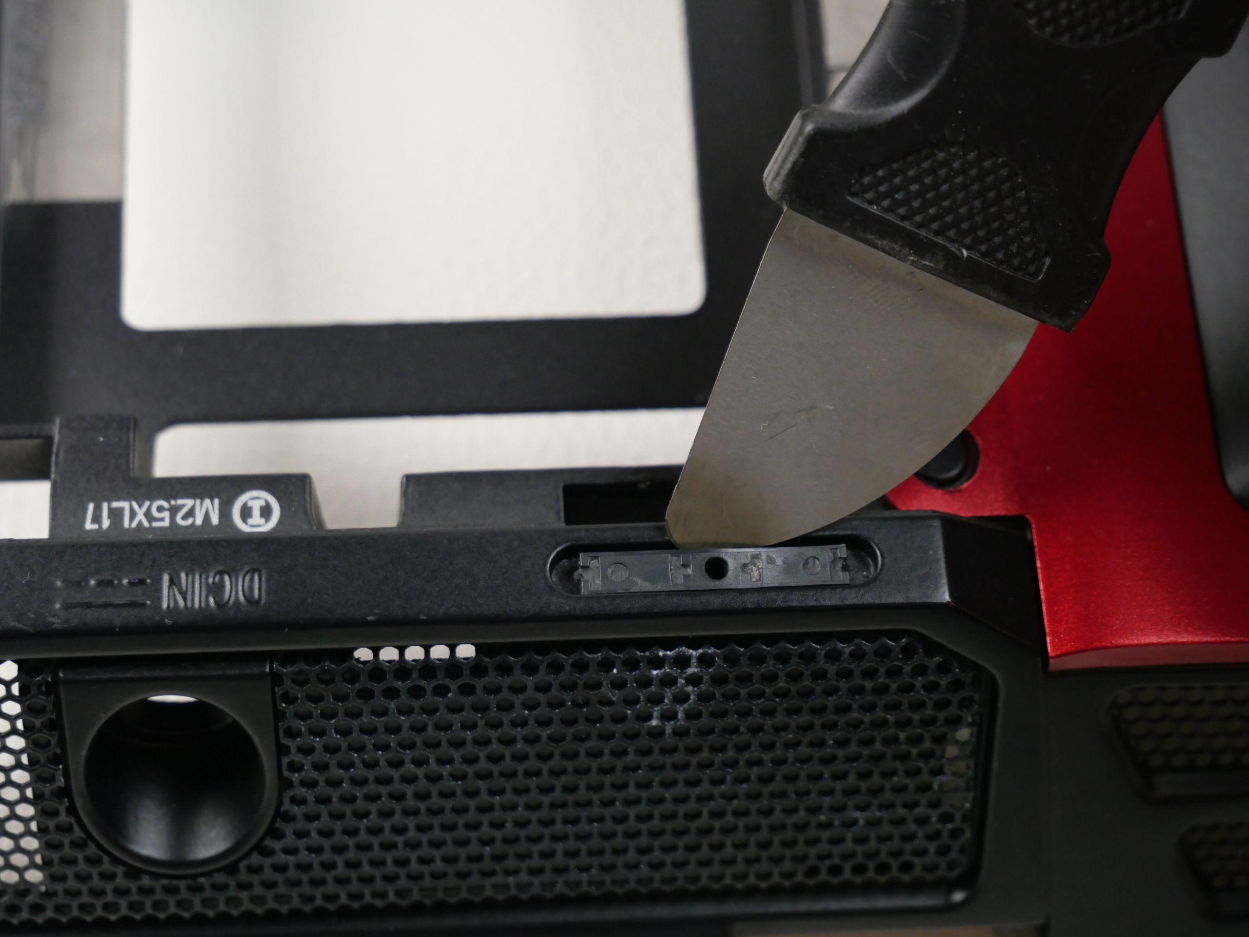 alienware m17x r1 r2 gehäuse alte gummifuesse demontage mit einem Jimmy von iFixit