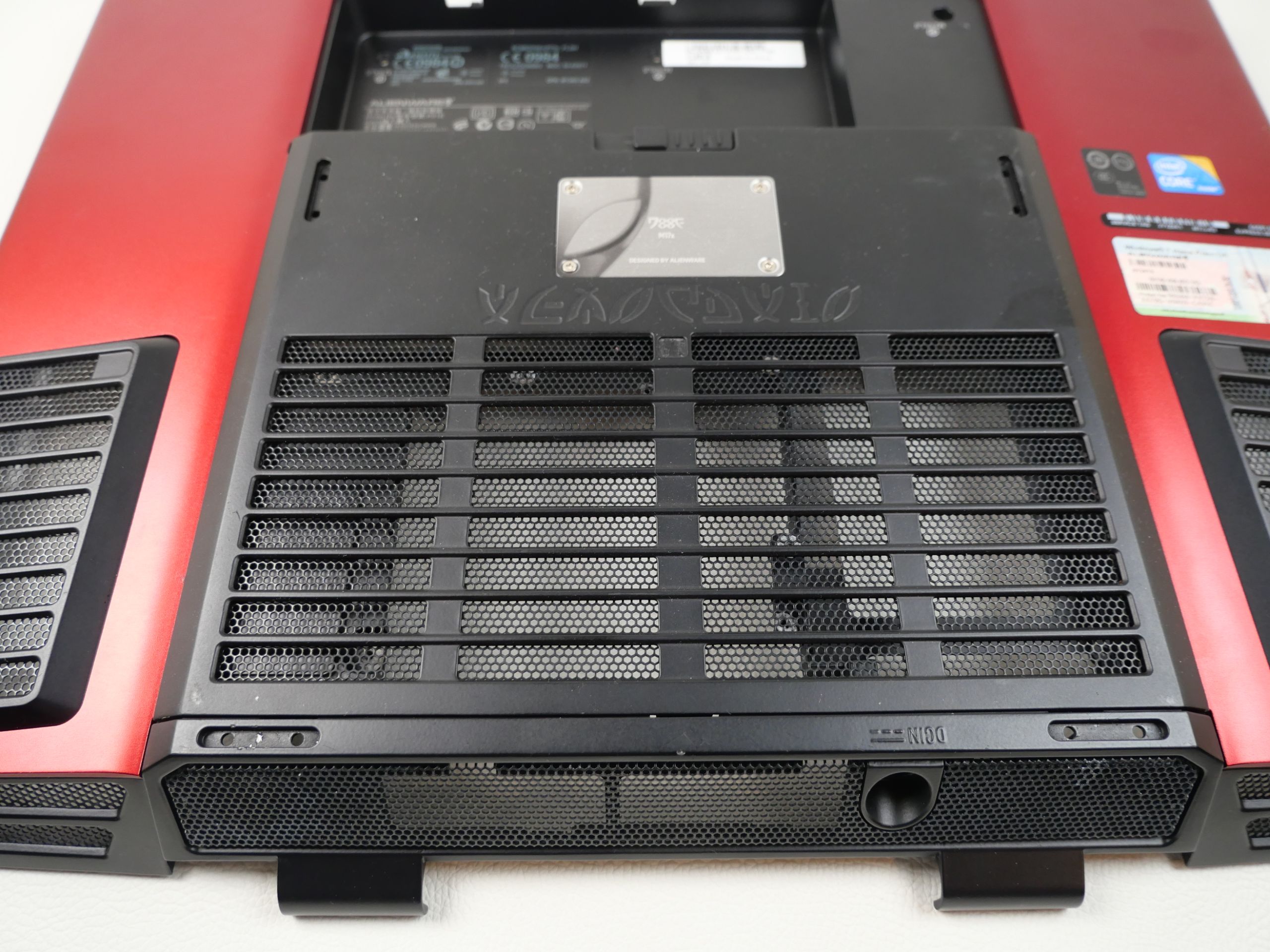 alienware m17x r1 r2 gehäuse ohne 3d gedruckte gummifuesse in der Nahaufnahme
