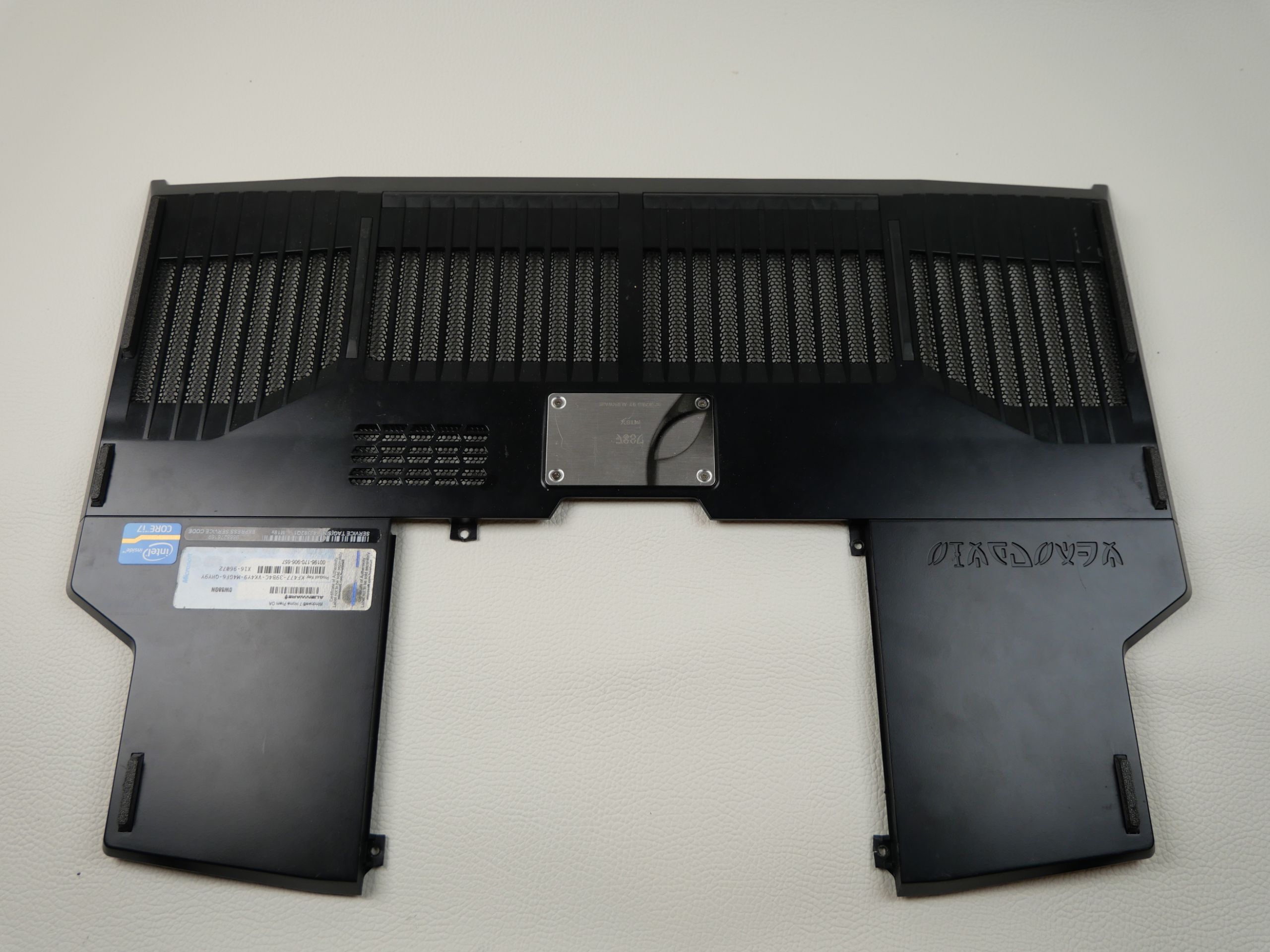 alienware m18x r1 r2 3d gedruckte gummifuesse nach der montage am Gehäuseboden