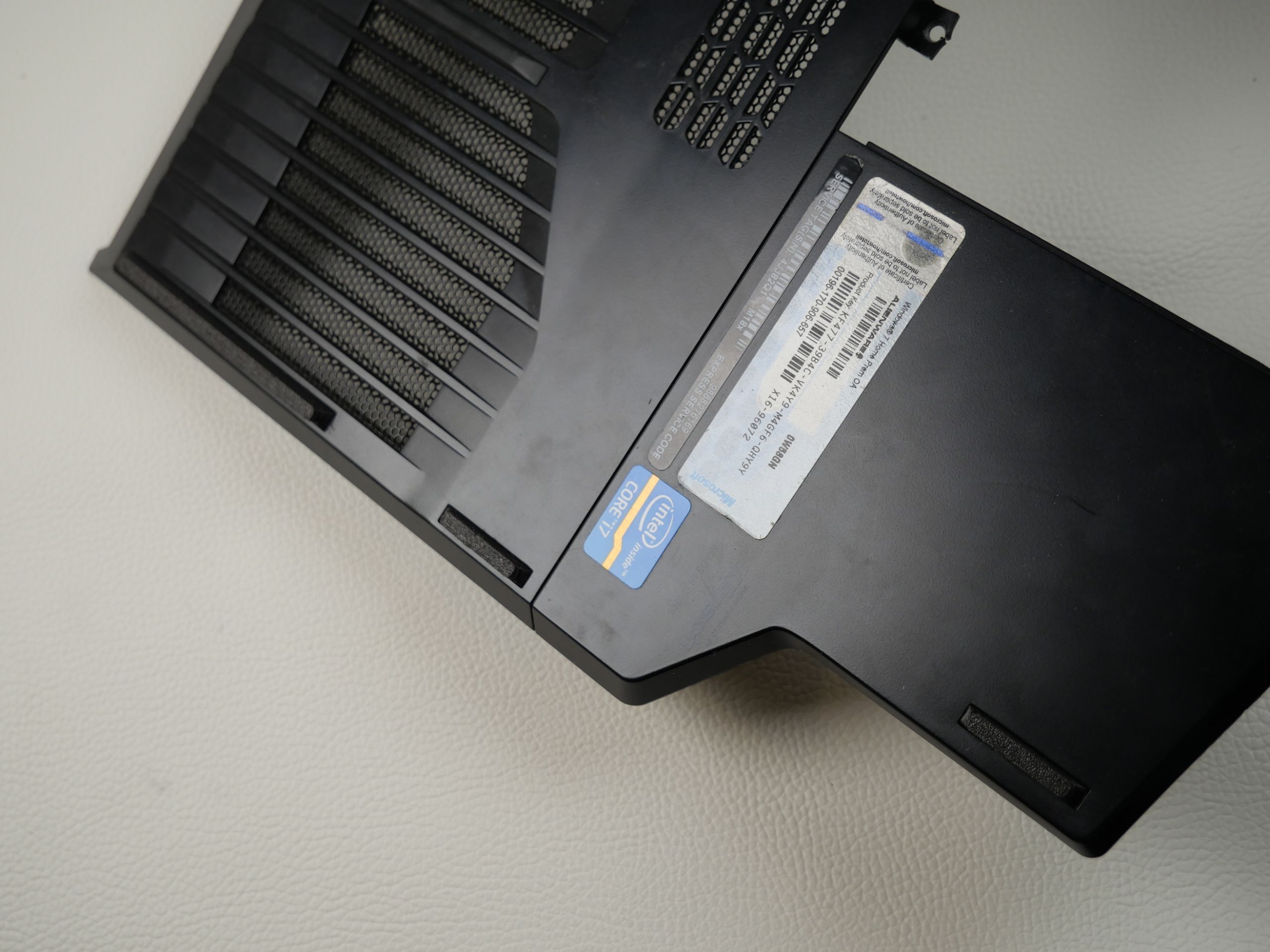 alienware m18x r1 r2 3d gedruckte gummifuesse nach der montage am Gehäuseboden
