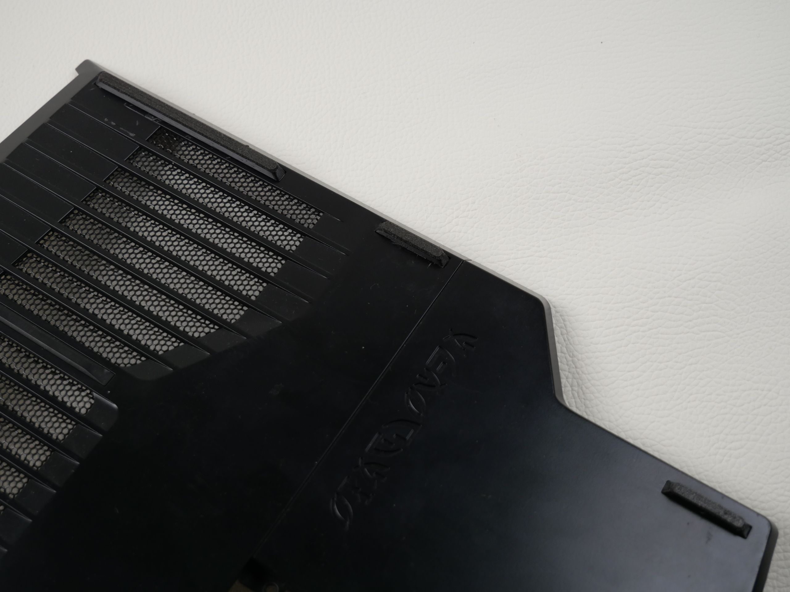 alienware m18x r1 r2 3d gedruckte gummifuesse nach der montage am Gehäuseboden