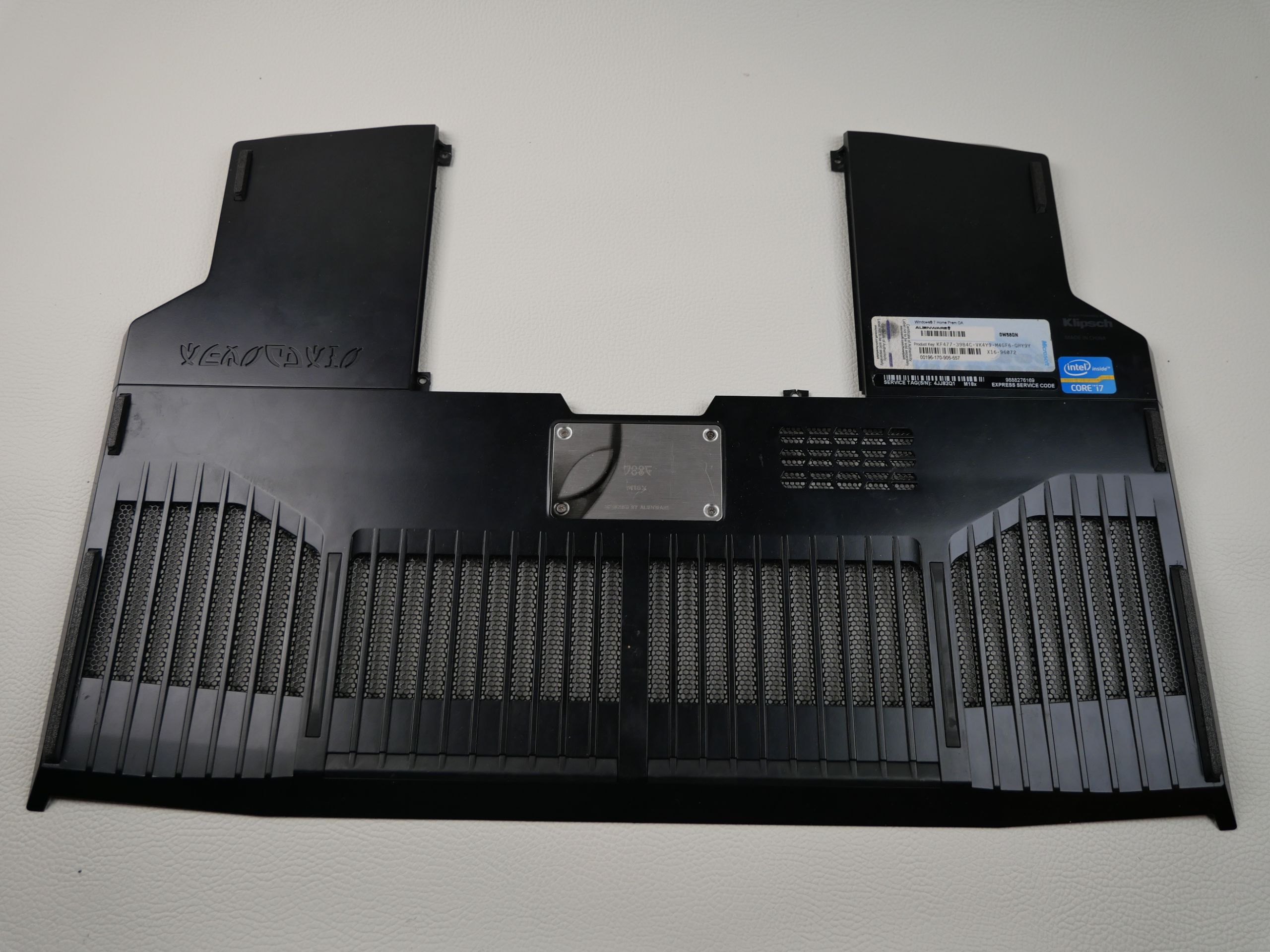 alienware m18x r1 r2 3d gedruckte gummifuesse nach der montage am Gehäuseboden